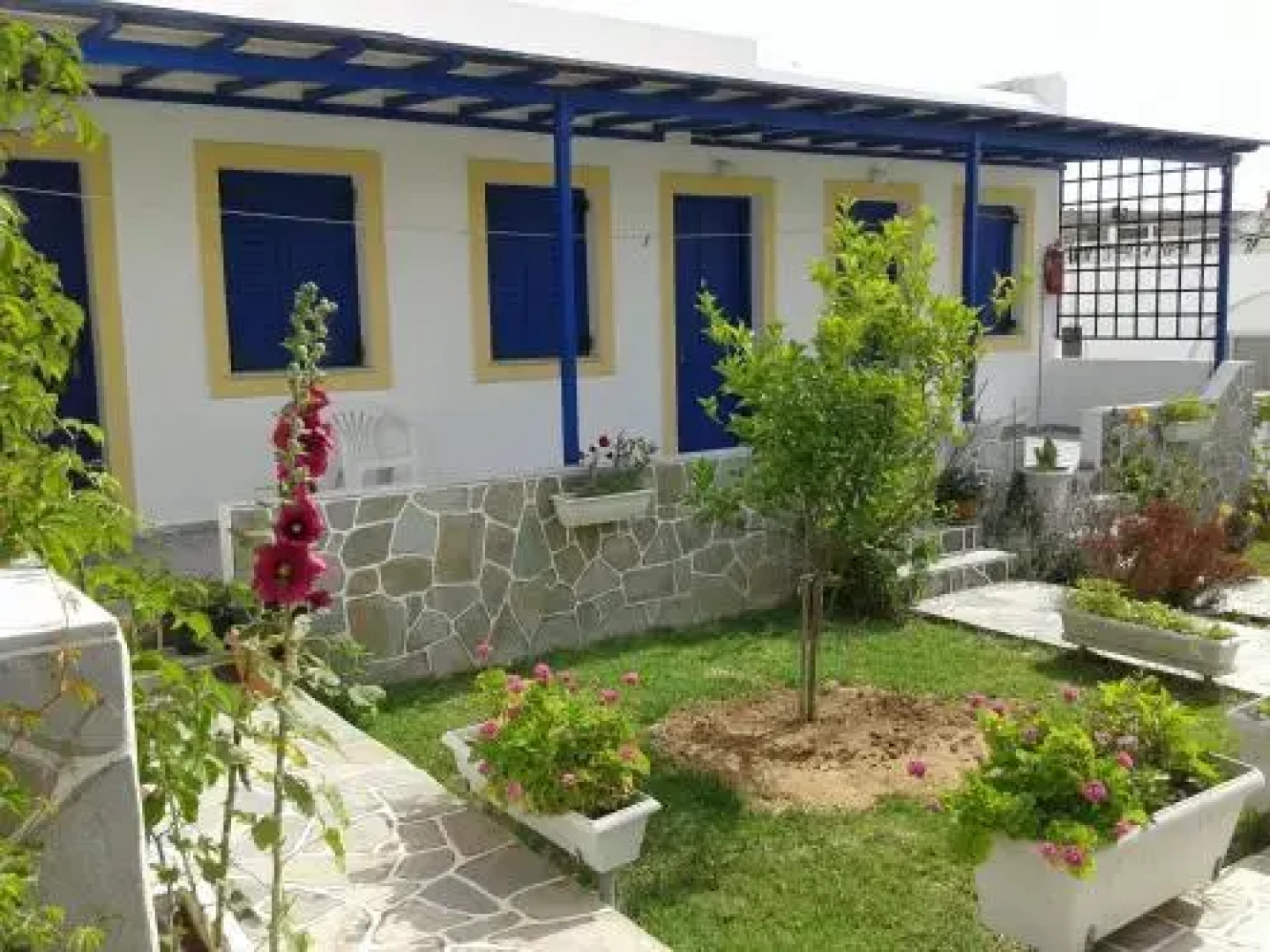 Prombona Petrino Spiti Studios