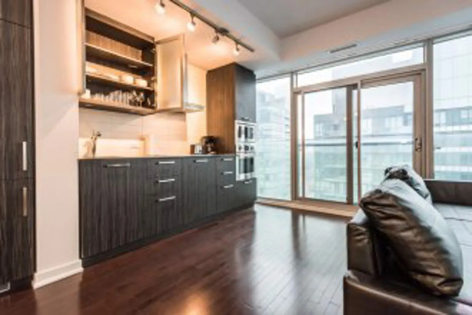JP Stays - Cozy Lakeview Condo Downtown Core offered by Short Term Sta