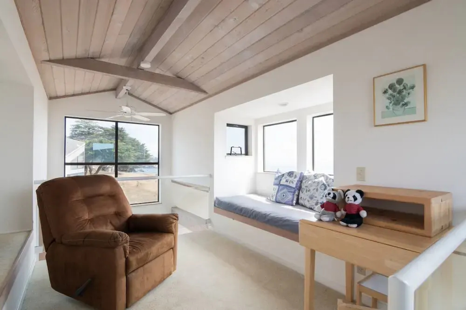 Seafront 3 Br home by RedAwning