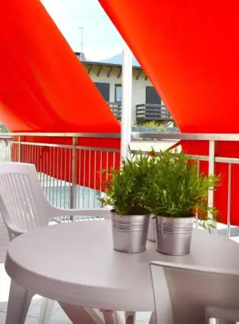 Como's Lake Mountains