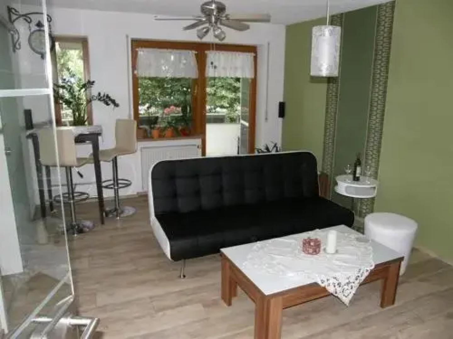 Das Schneckenhaus - Ferienwohnung mit Pool & Seeblick