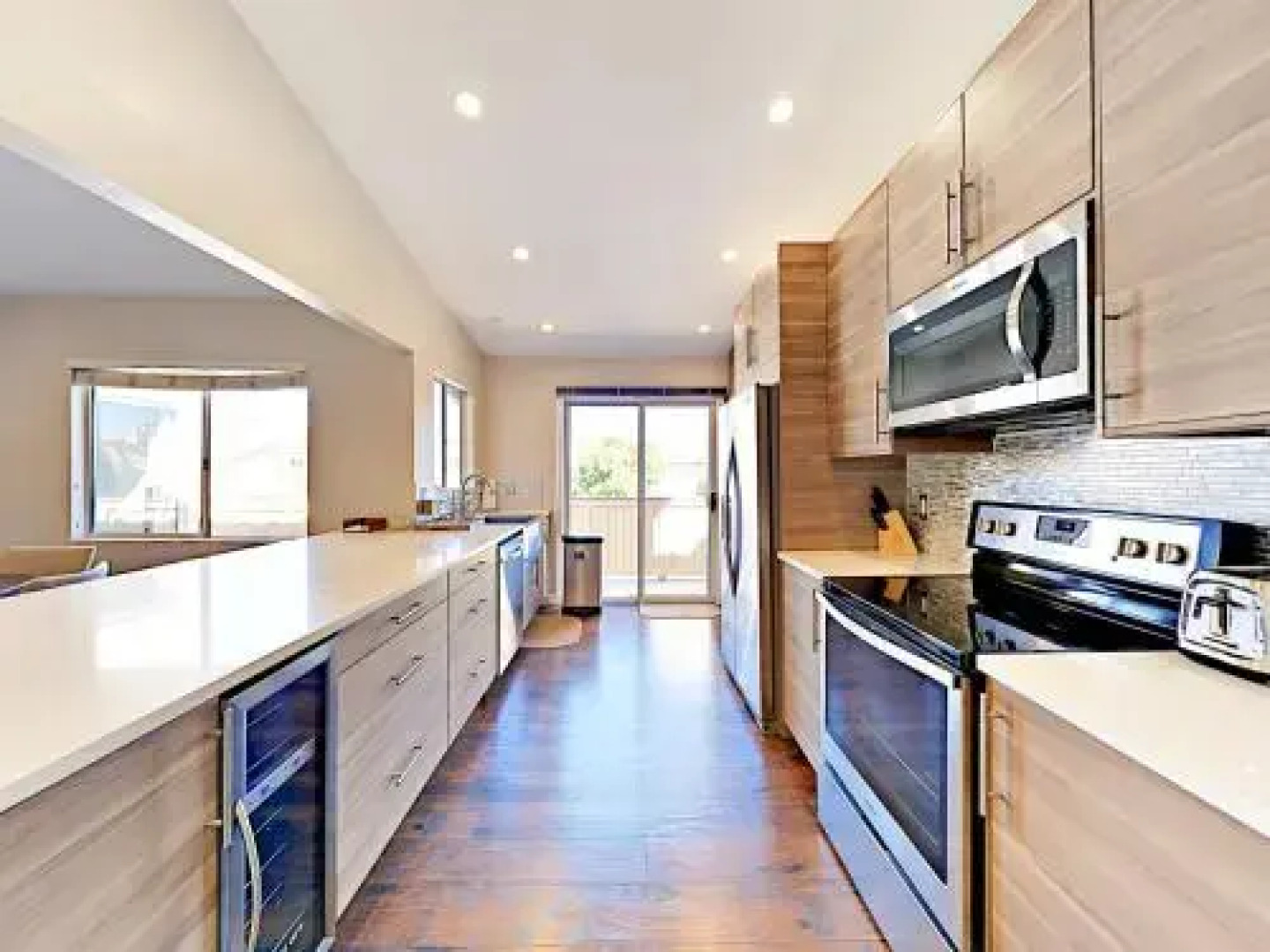 72 Corniche Condo #F - 2 Br condo by RedAwning