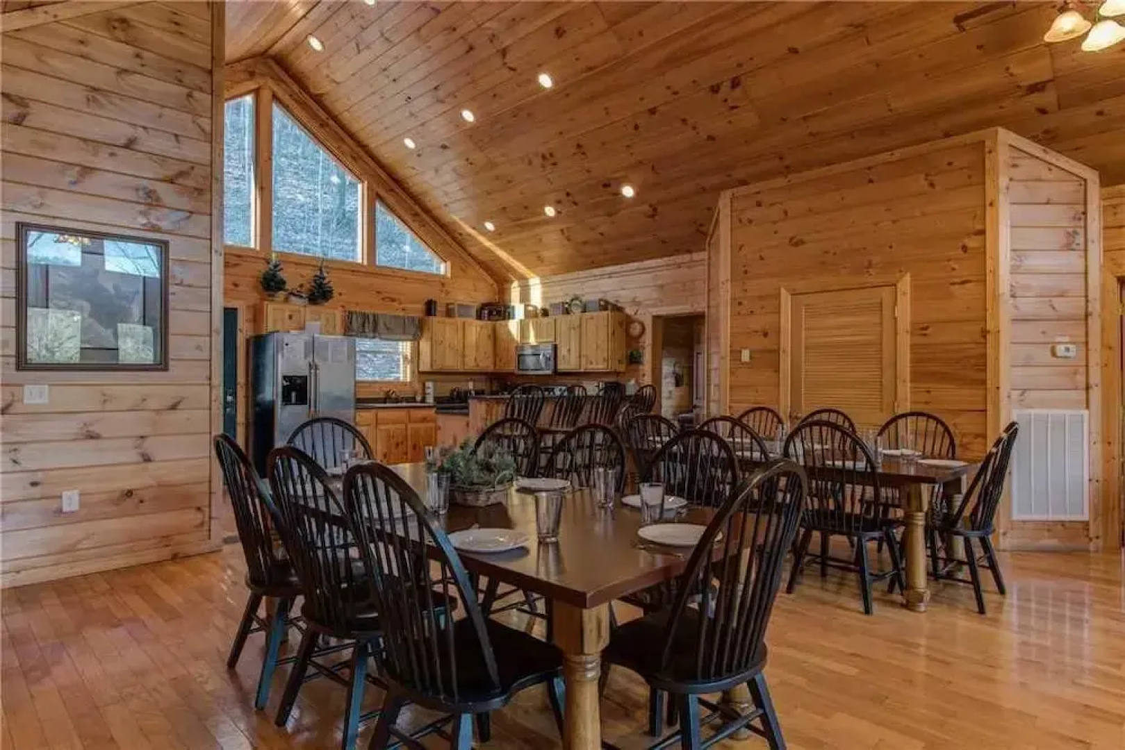 Hickory Hollow Lodge - Eight Bedroom Cabin