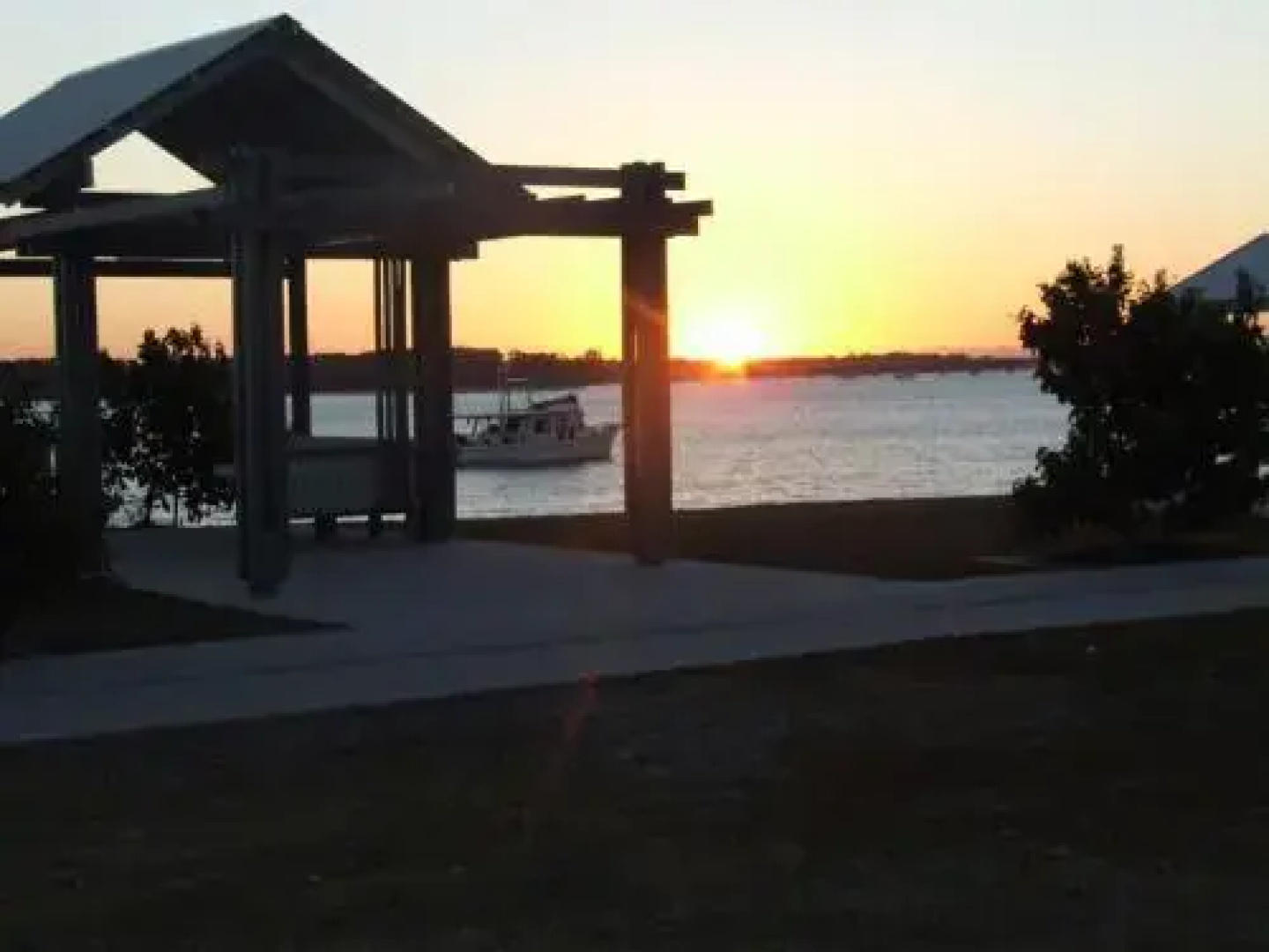 Waterfront Retreat with room for a boat - Welsby Pde, Bongaree