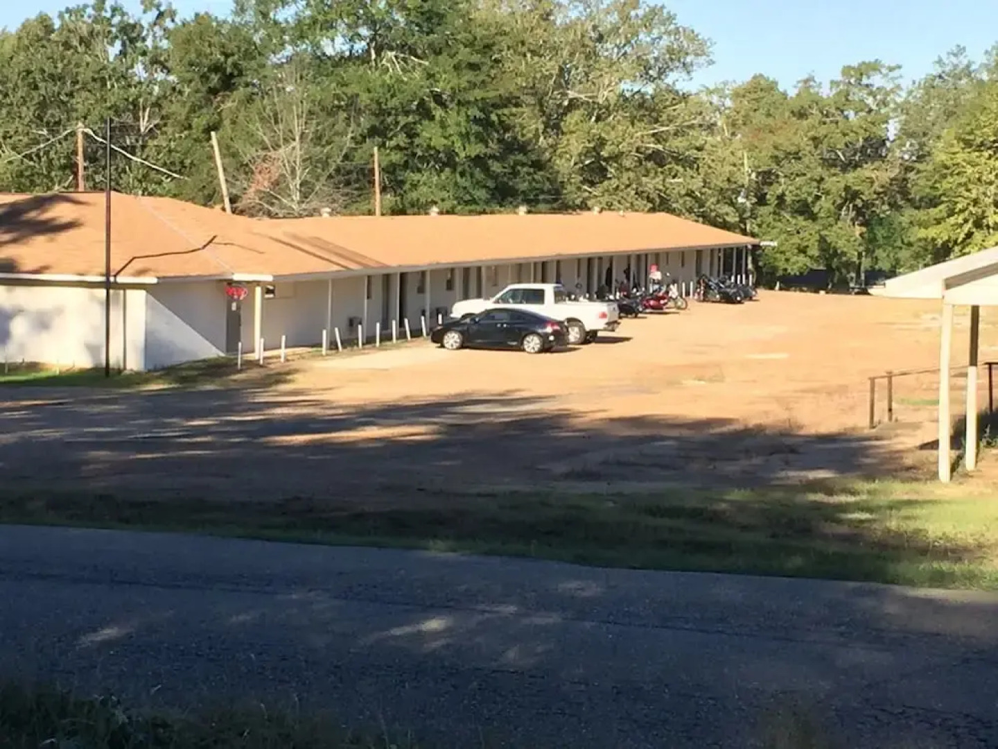 Driftwood Inn and Lodge by the lake