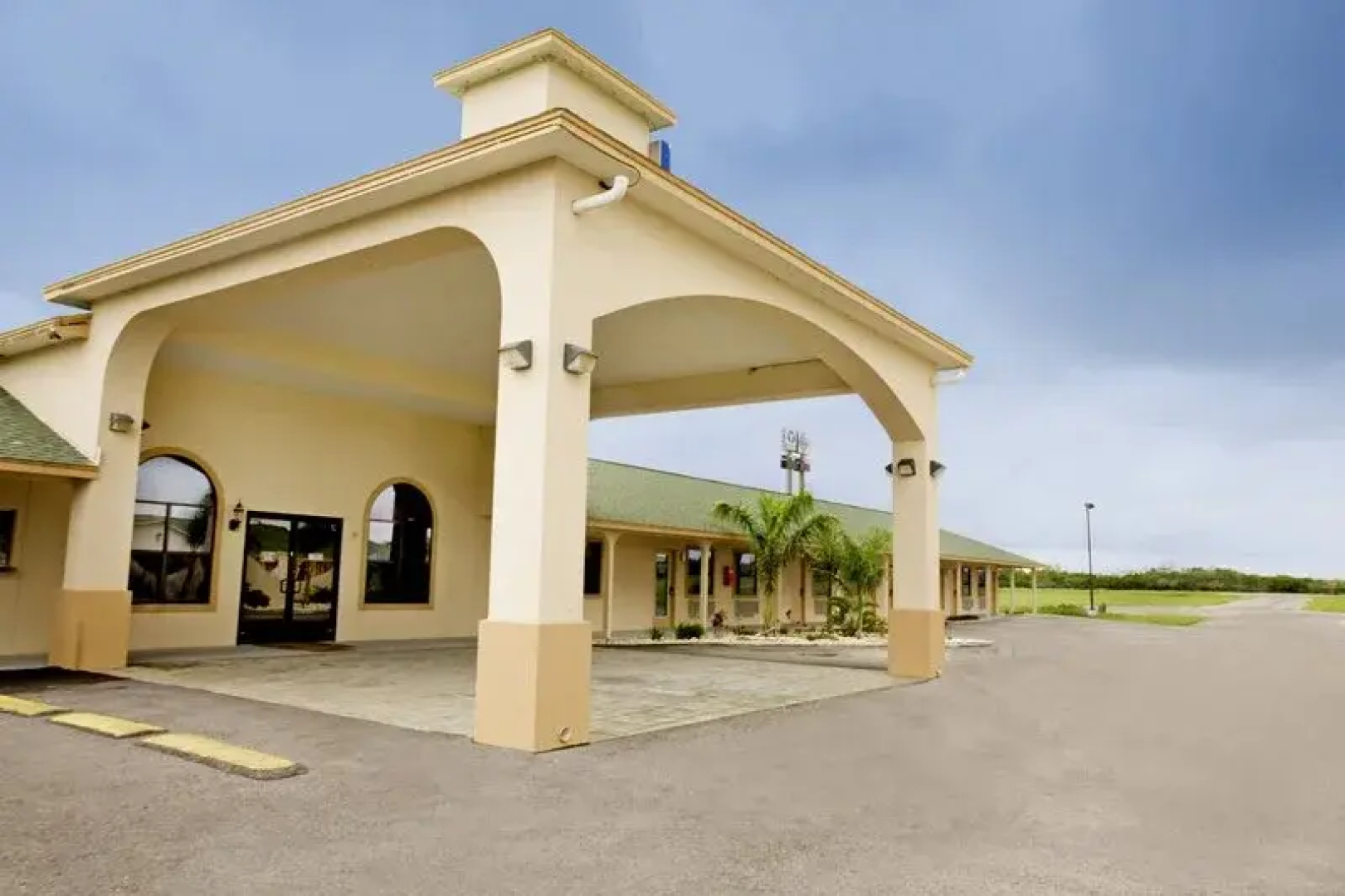 Riviera Inn & Suites