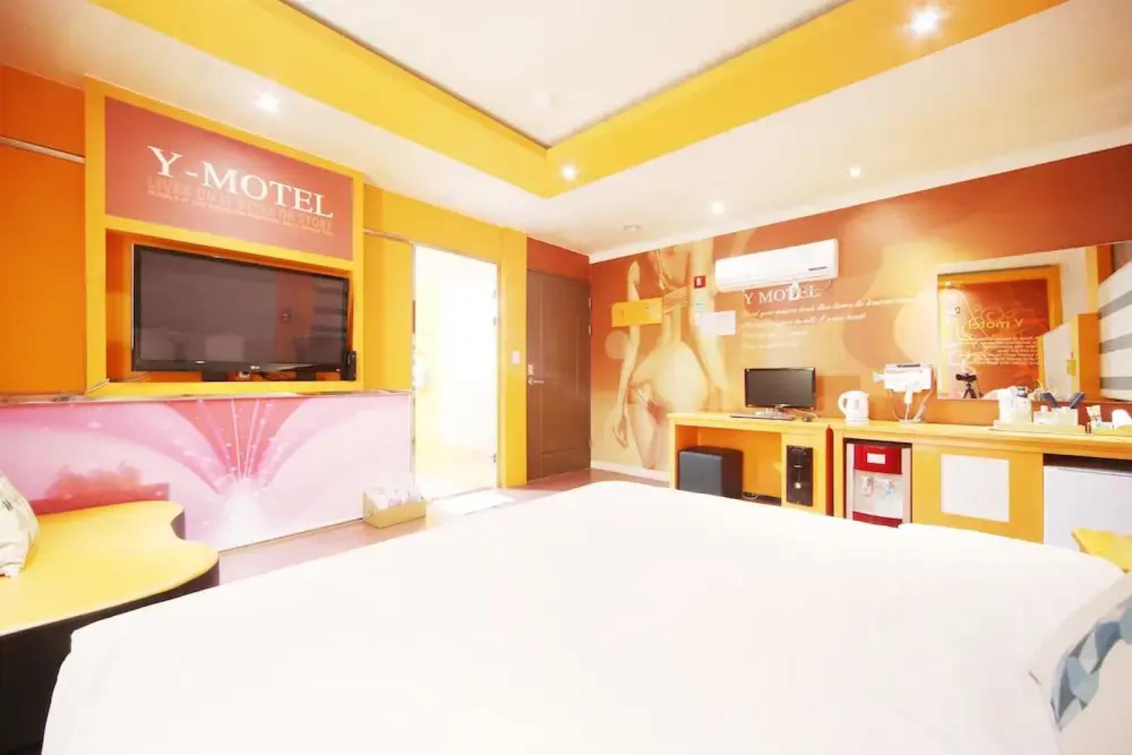 Rhea hotel