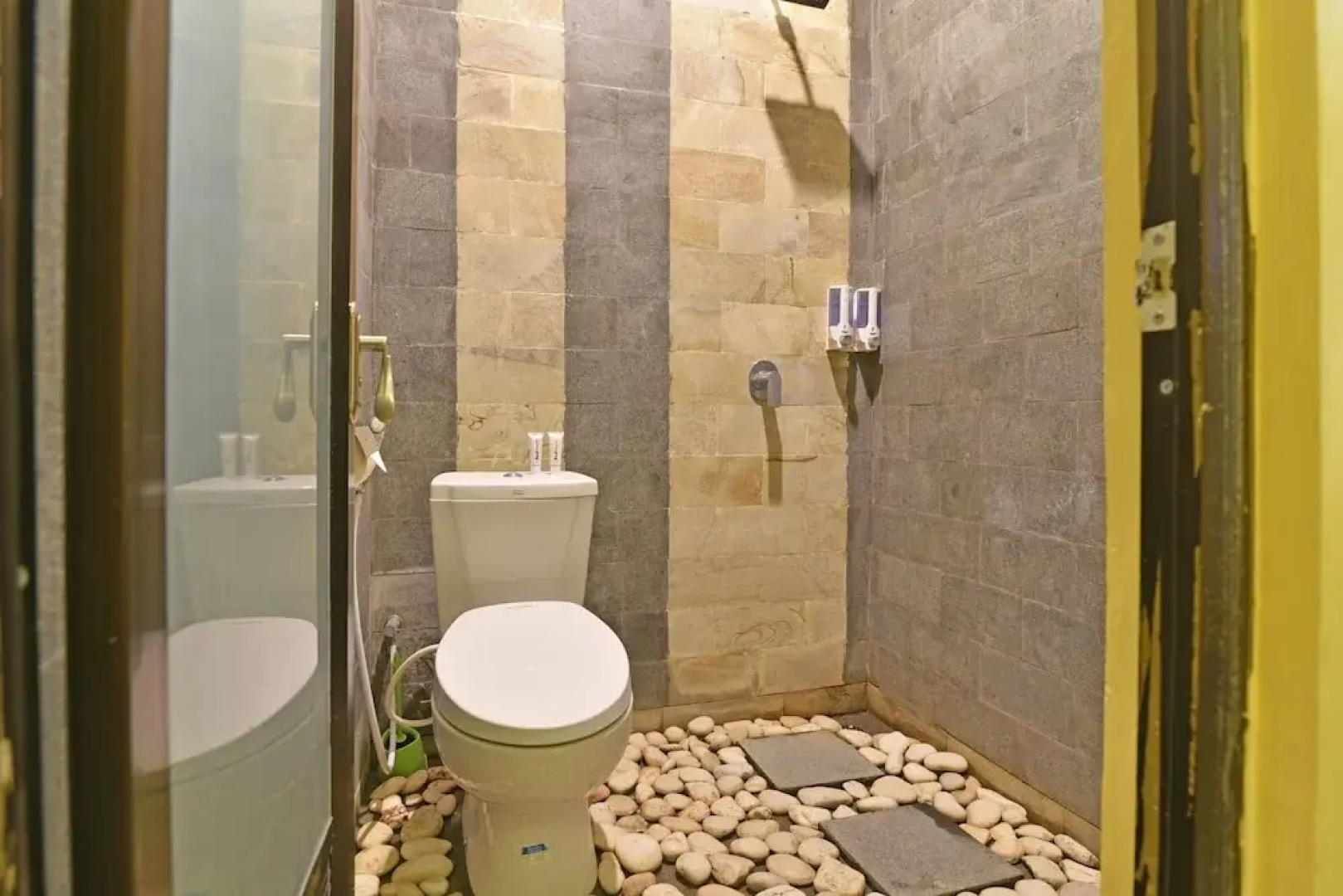 RedDoorz near Garuda Wisnu Kencana