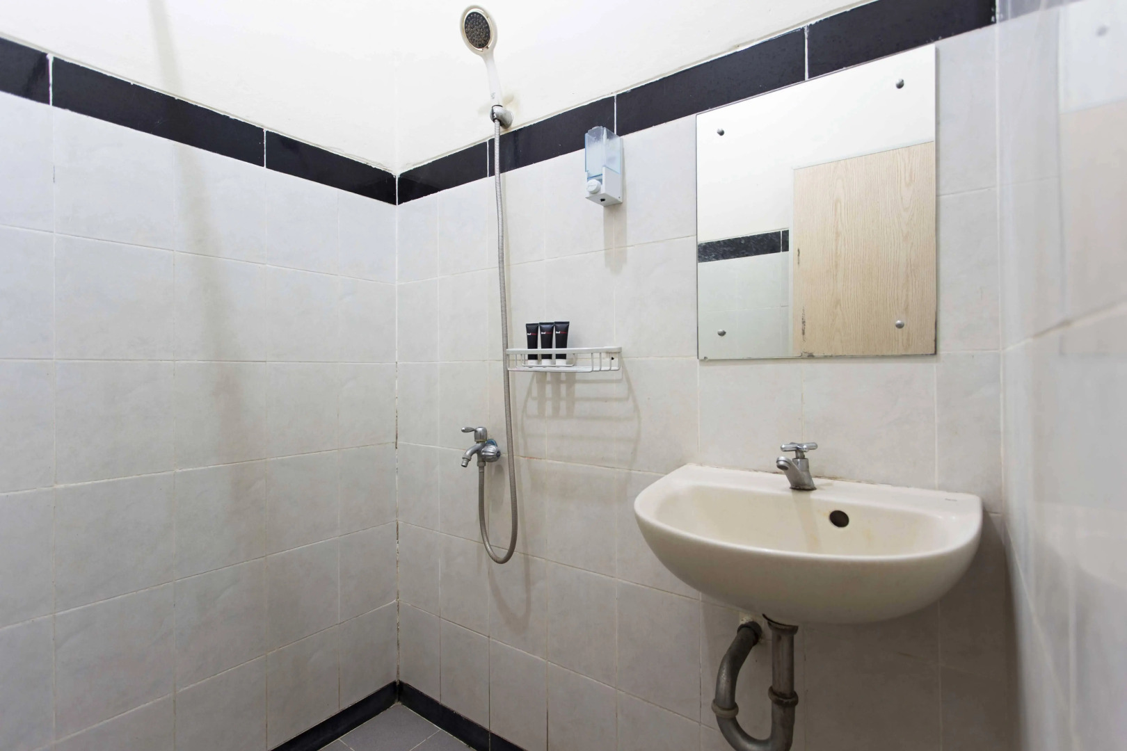 RedDoorz @ Pinang Tangerang