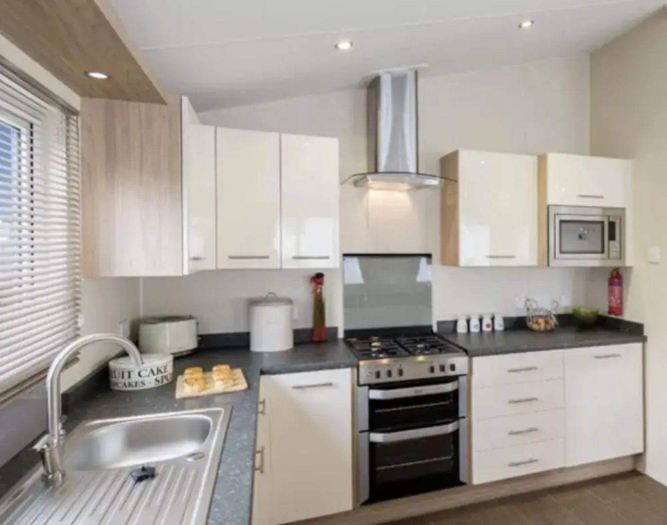 Luxury Lodge Embo
