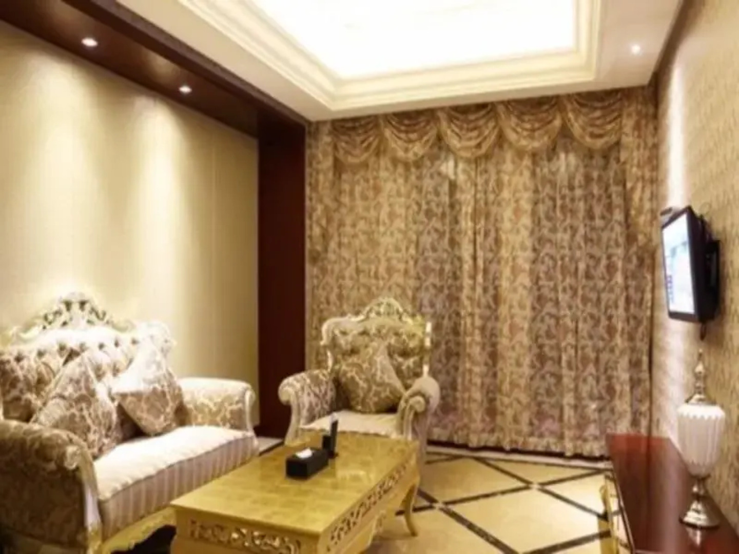 Jinggangshan Triumphal Arch Hotel