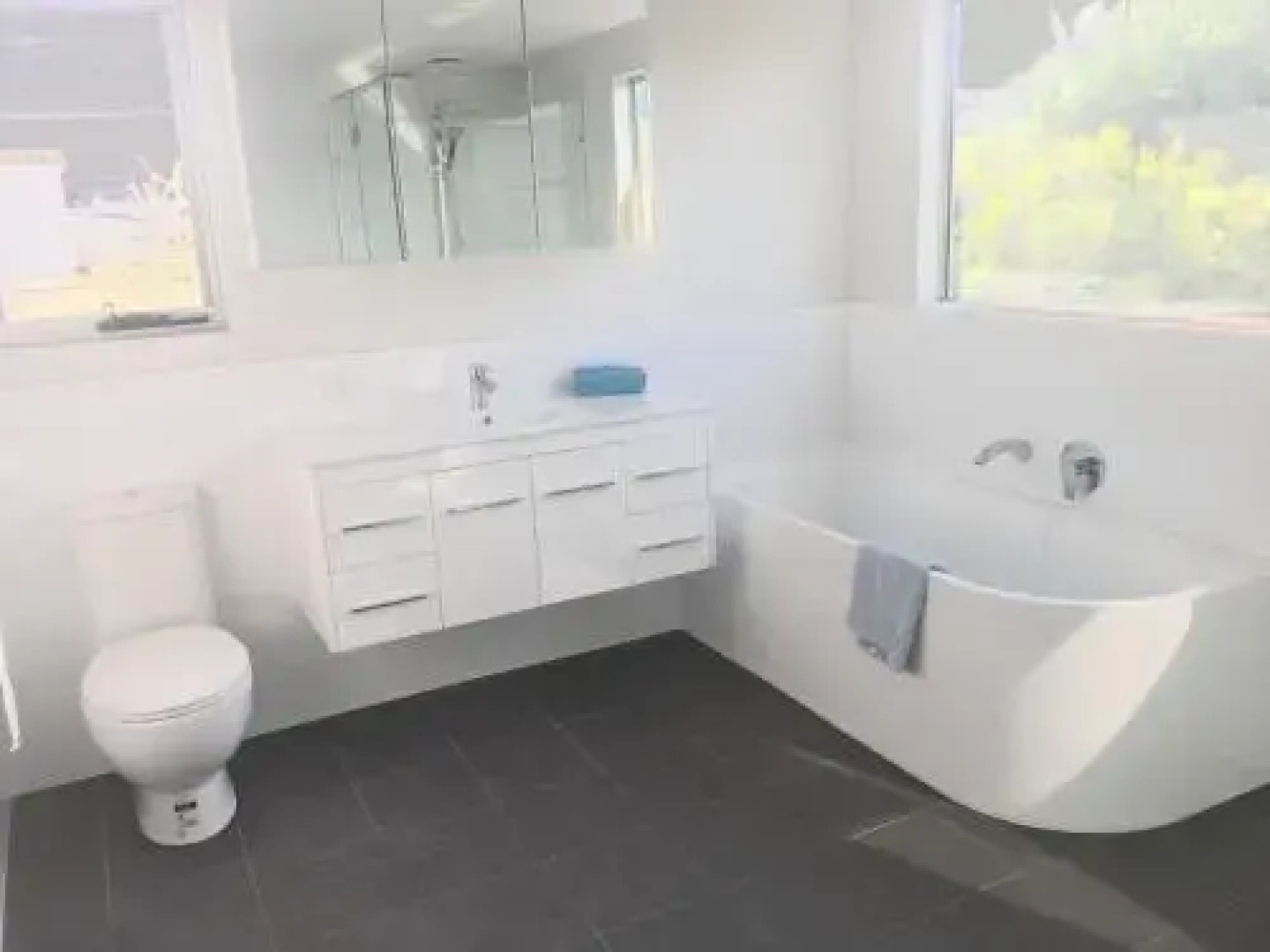 Middleton Beachhouse - Coast on Newell Views - Pet-Friendly