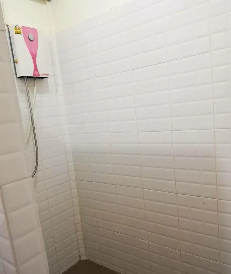 Tong111 Rattaburi Hotel