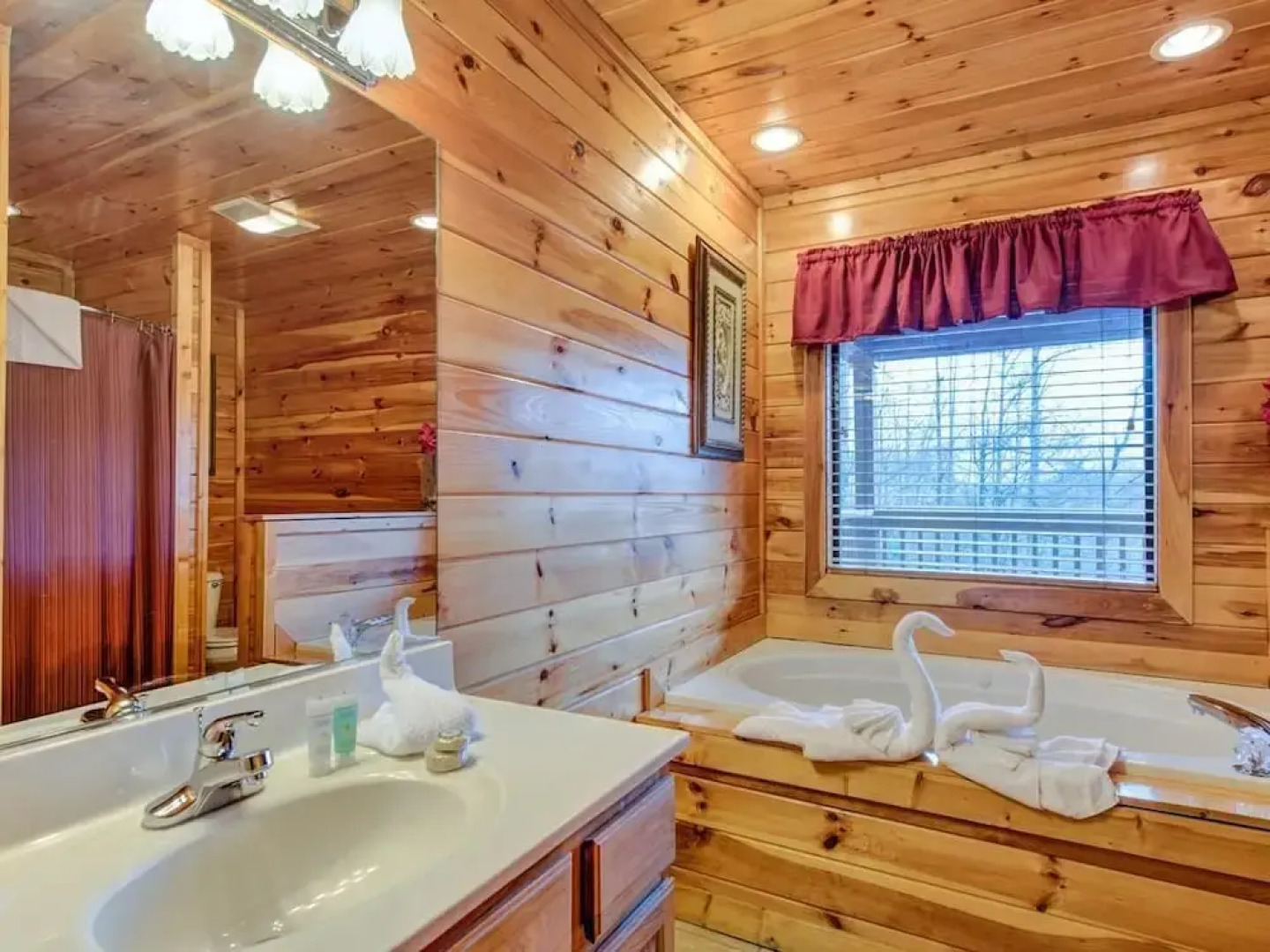 Apple Bear Lodge - Four Bedroom Cabin