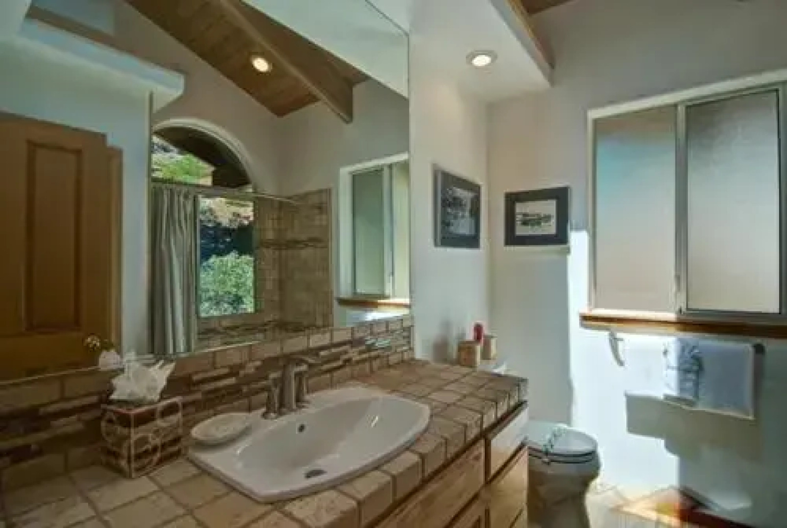 Golden Lakeview Home 3 Br home by RedAwning