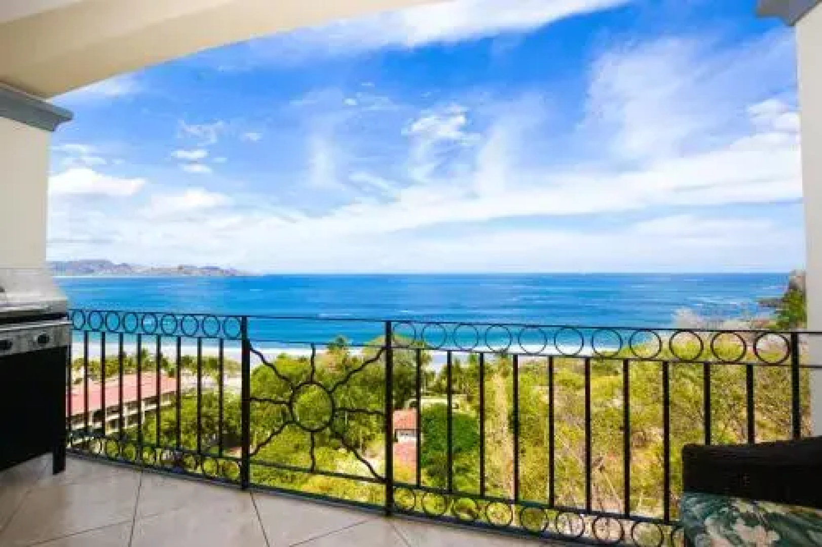Luxury 2 bedroom condo with ocean view - Few steps from beach