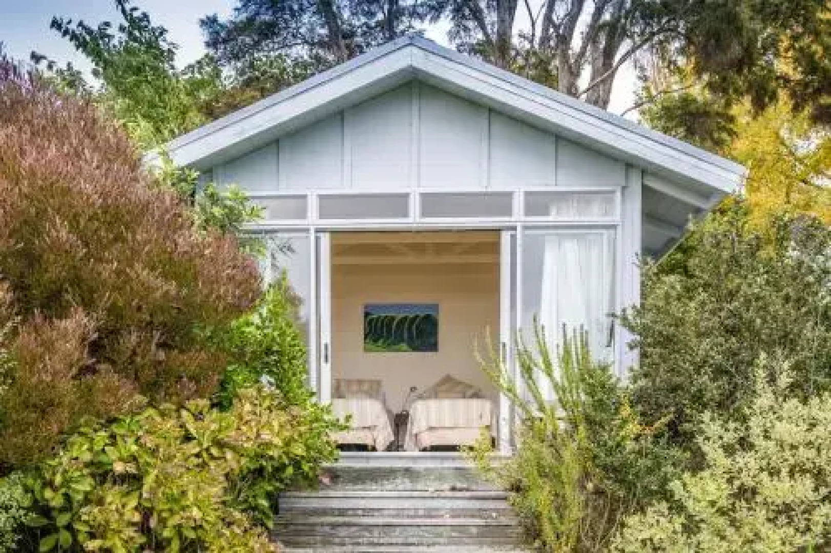 Absolute Lakefront Location