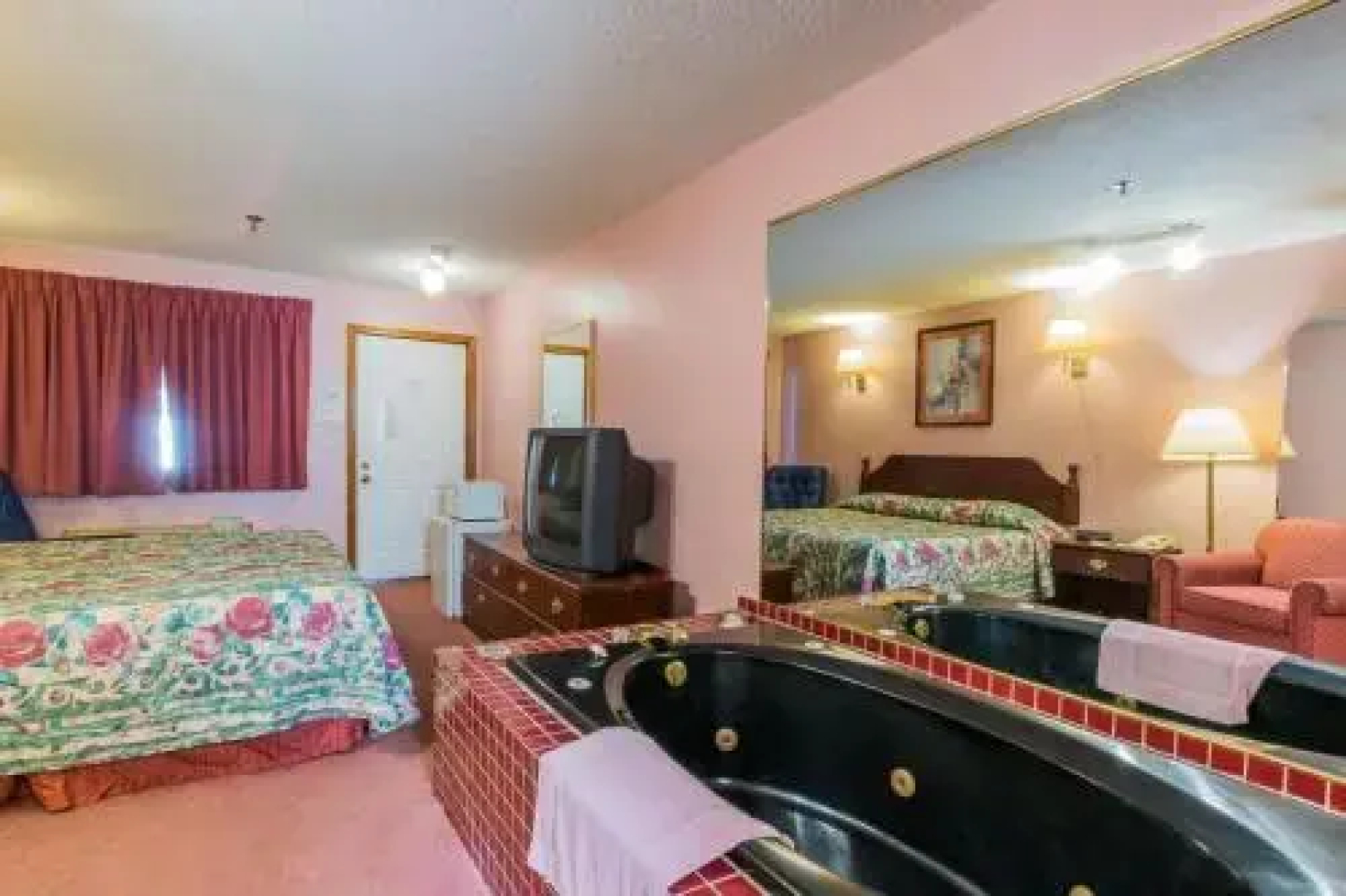 Colonial Inn & Suites