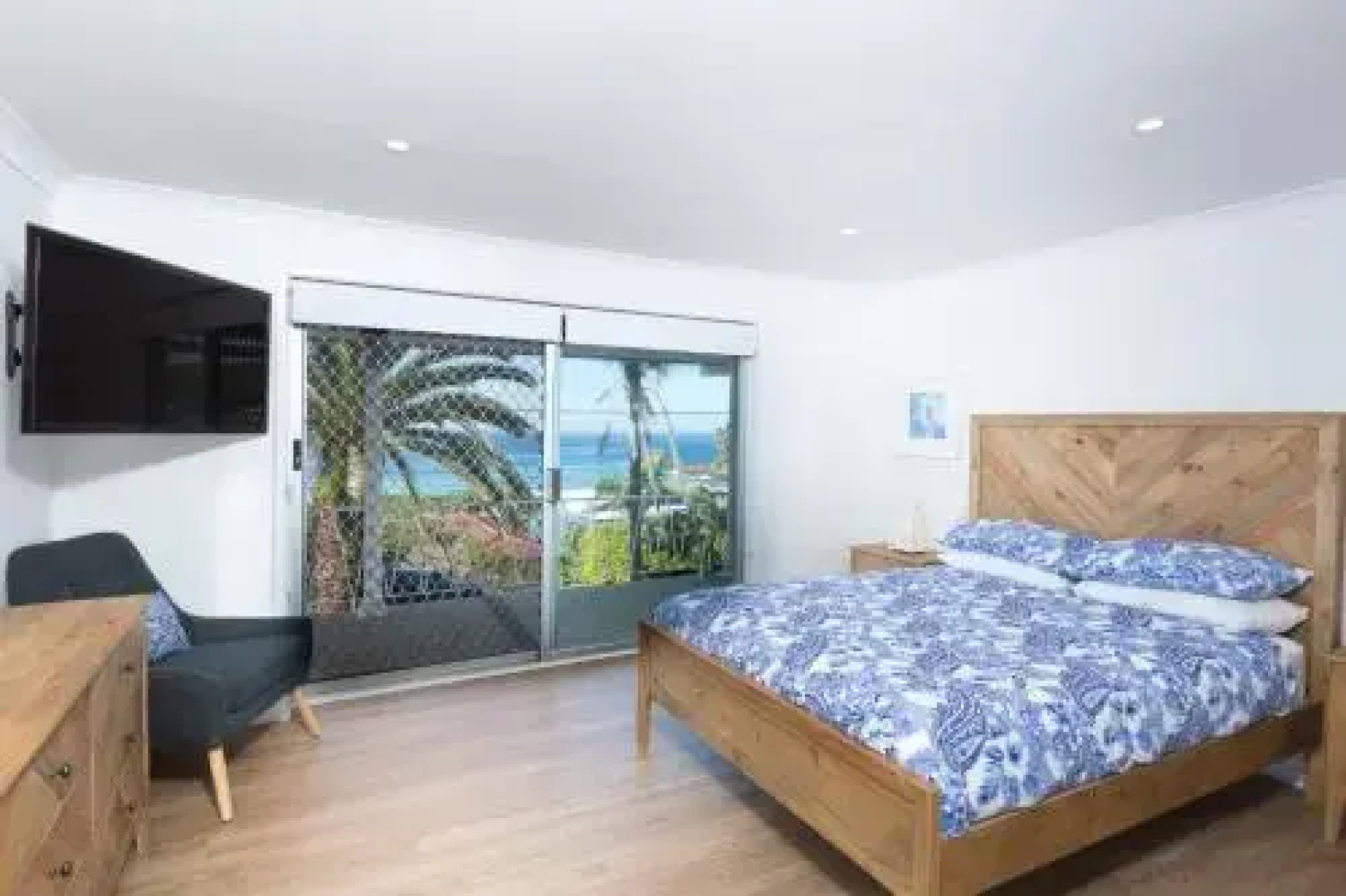 Aqua Palm with Sweeping One Mile Views
