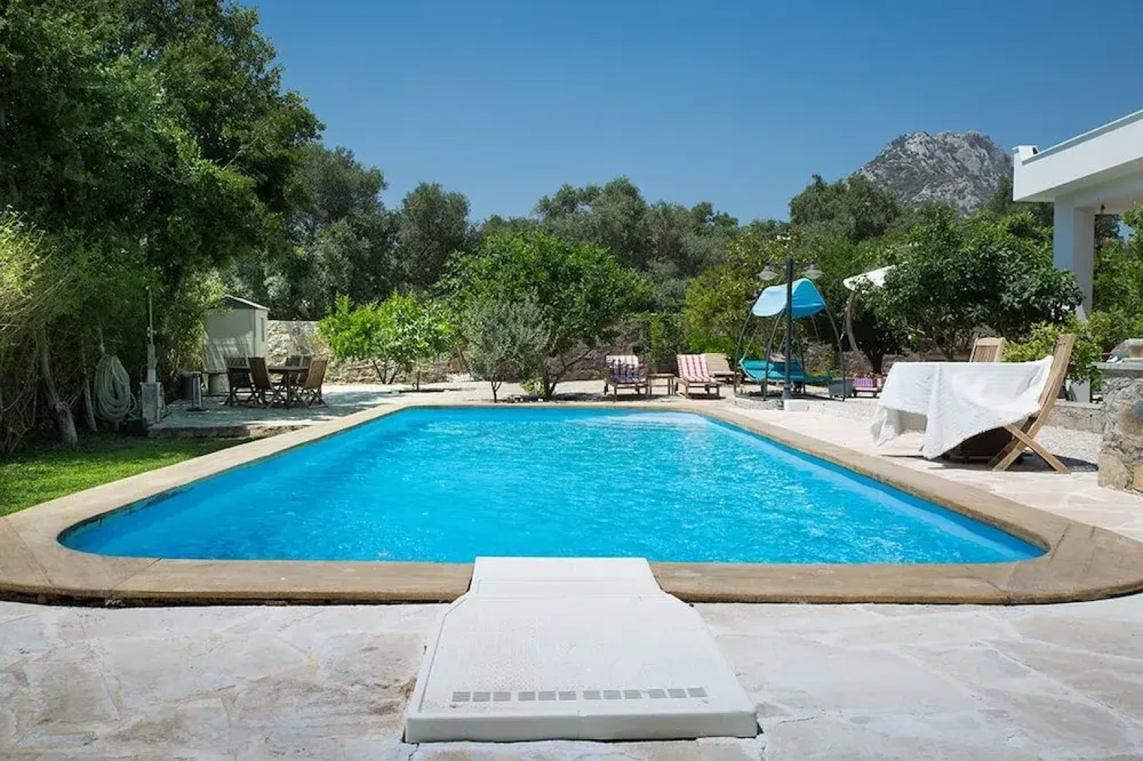 Important Group Villa Daisy