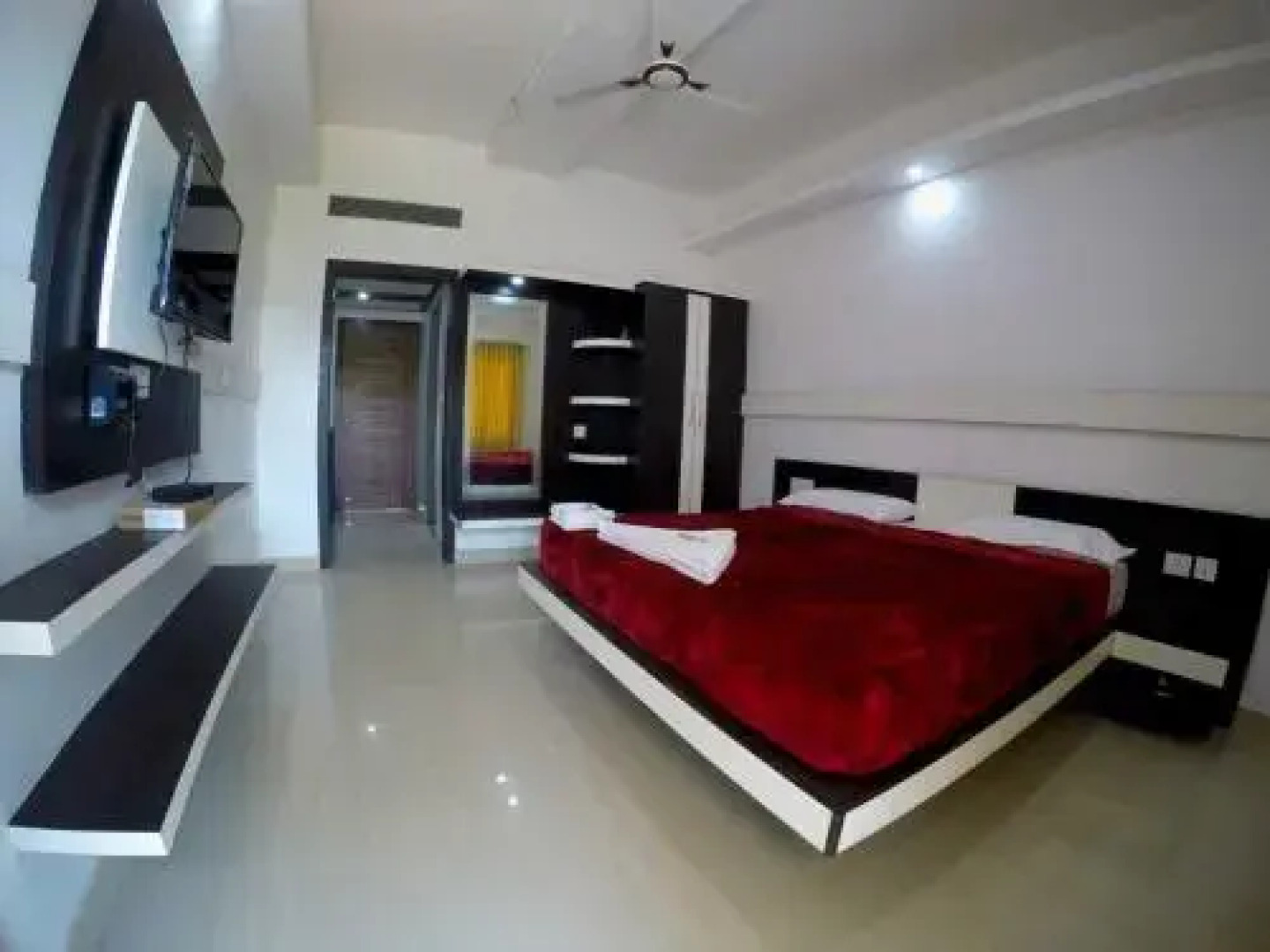 Iroomz Hotel Gaurav Garden