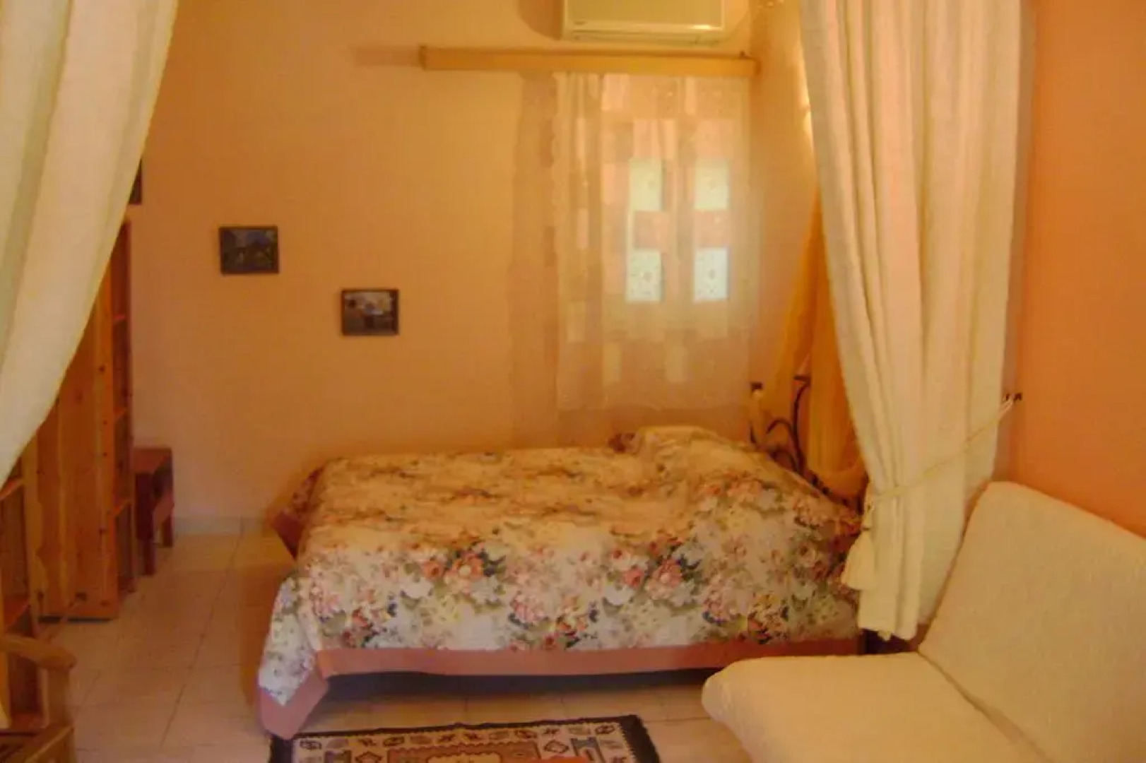 Byronas Apartments