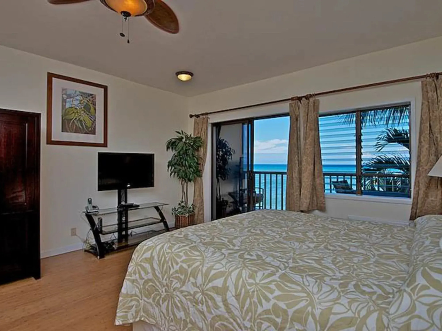 Pohailani #201 Studio Bedroom Condo by RedAwning