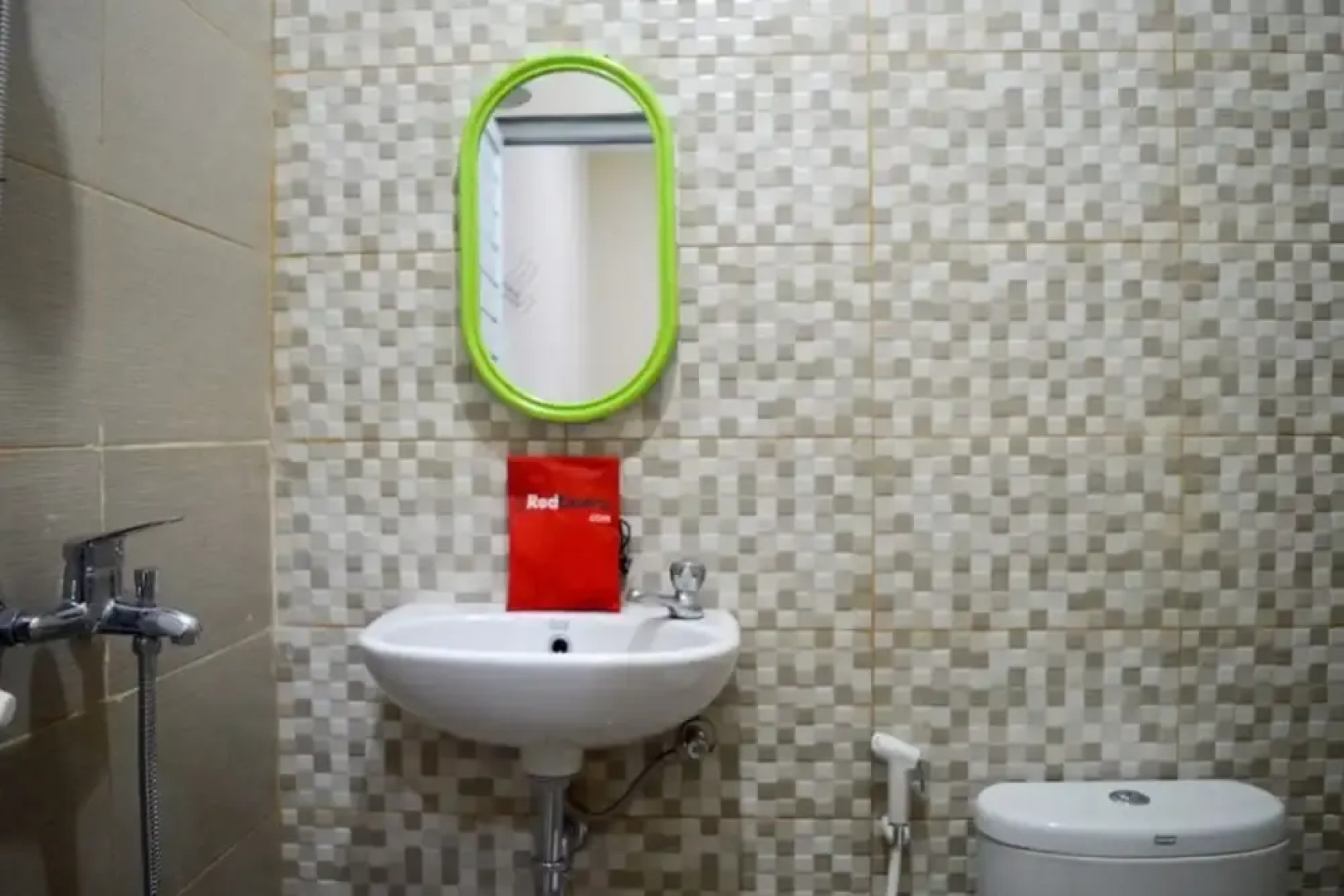 RedDoorz near Sam Poo Kong 2