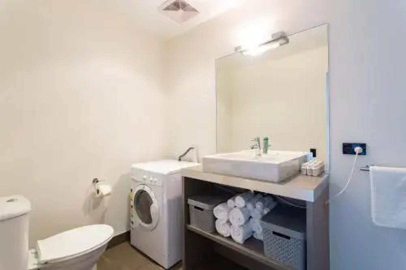 Stylish Two Bedroom Apartment With A View