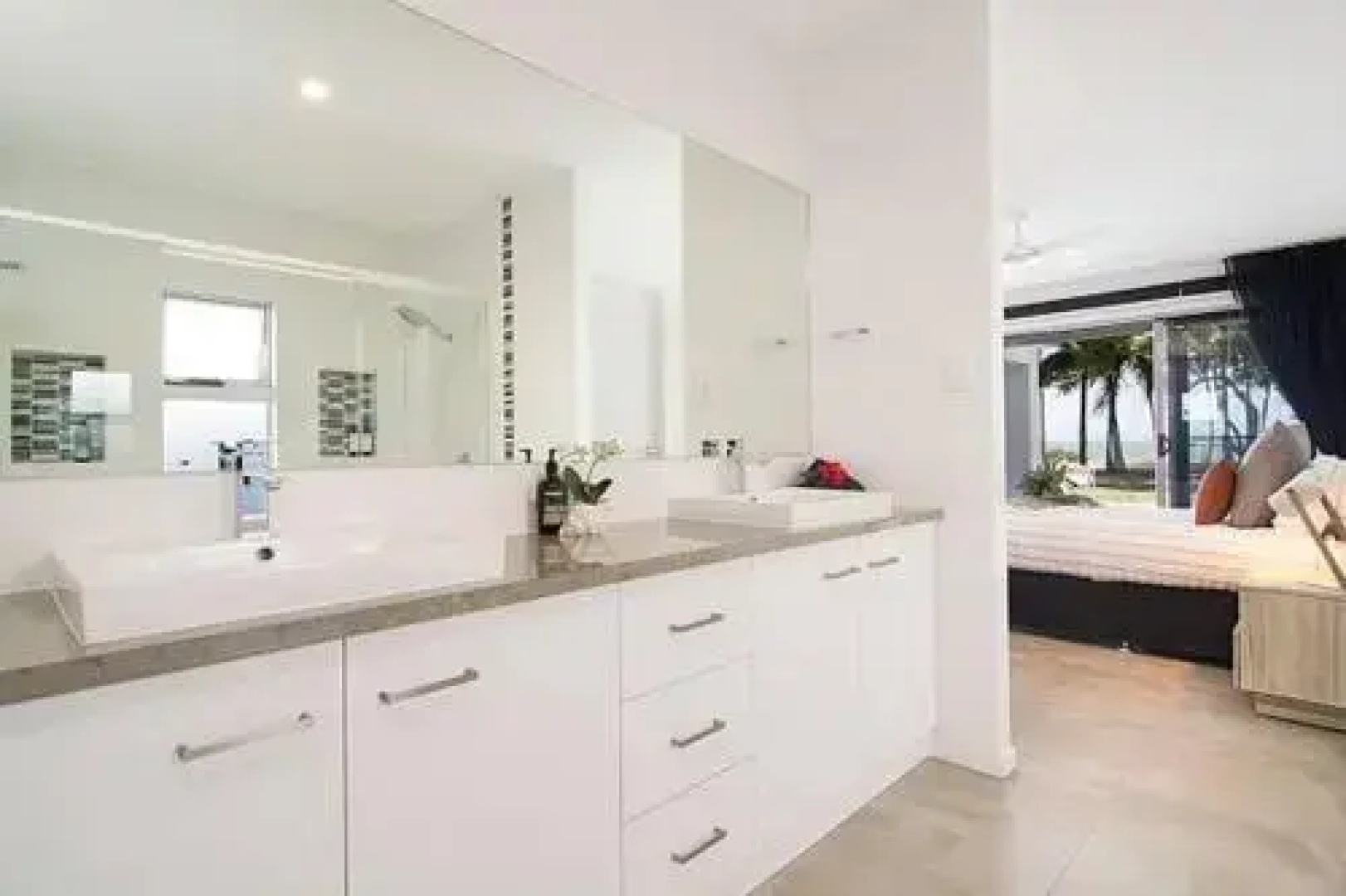 Tenterfield Beachfront Luxury 4 Bedroom Holiday Home