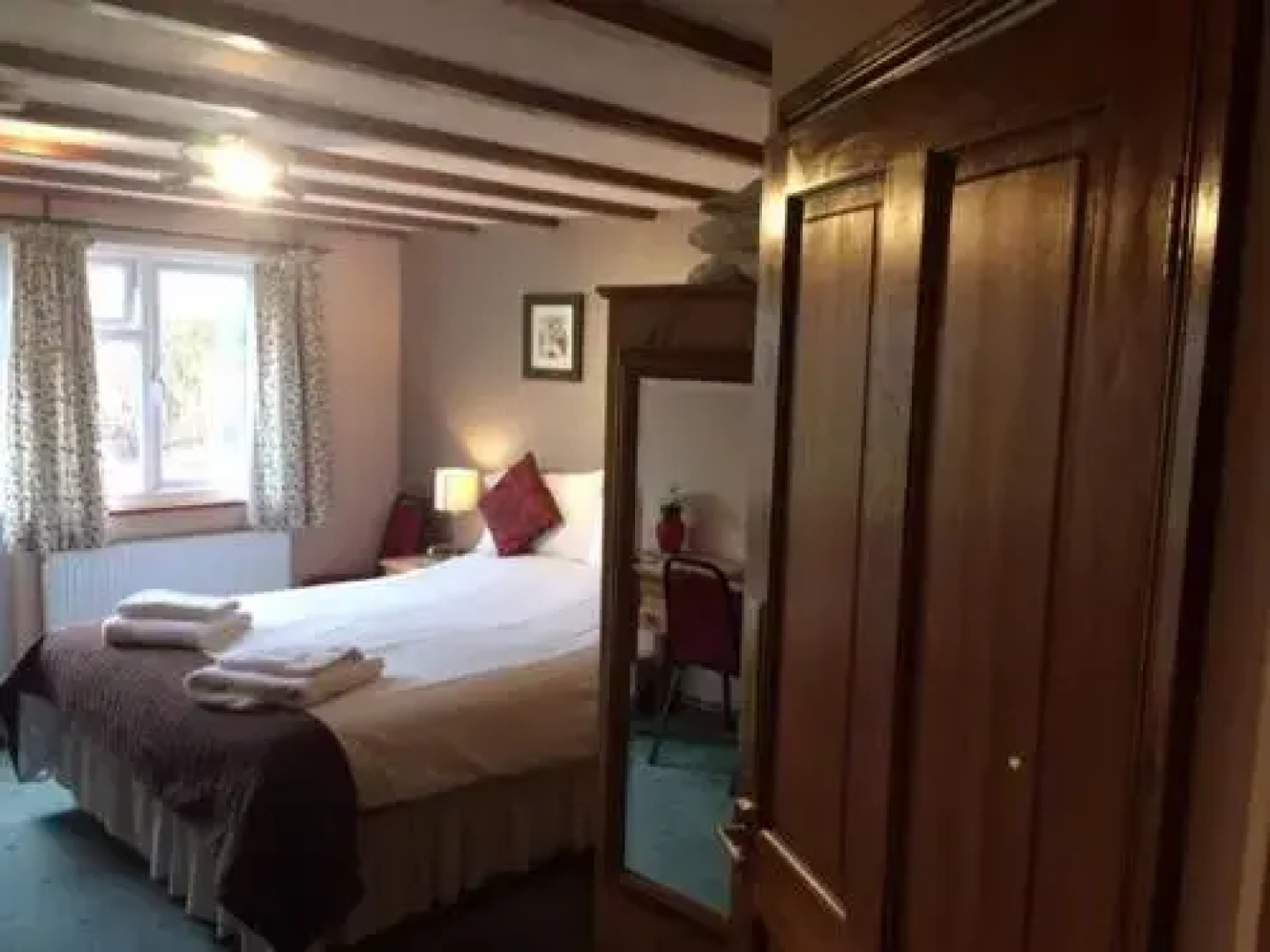 Crown House & Lodges B&B