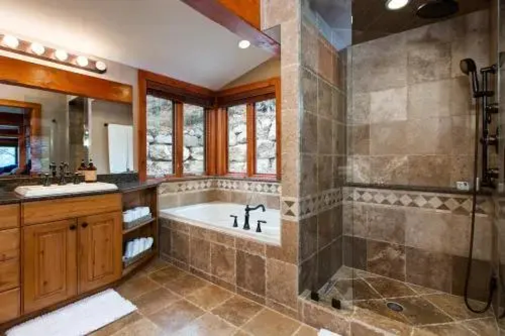 Charming & Spacious Cabin in Midway by RedAwning