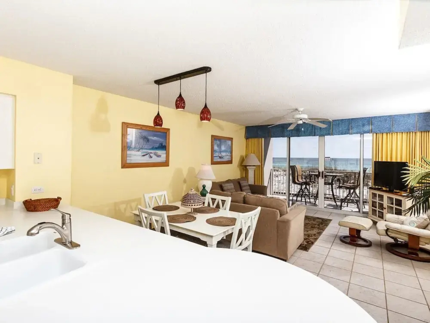 Island Princess 202: Impressive Beachfront Condo, WIFI, BEACH SVC, KEYLESS