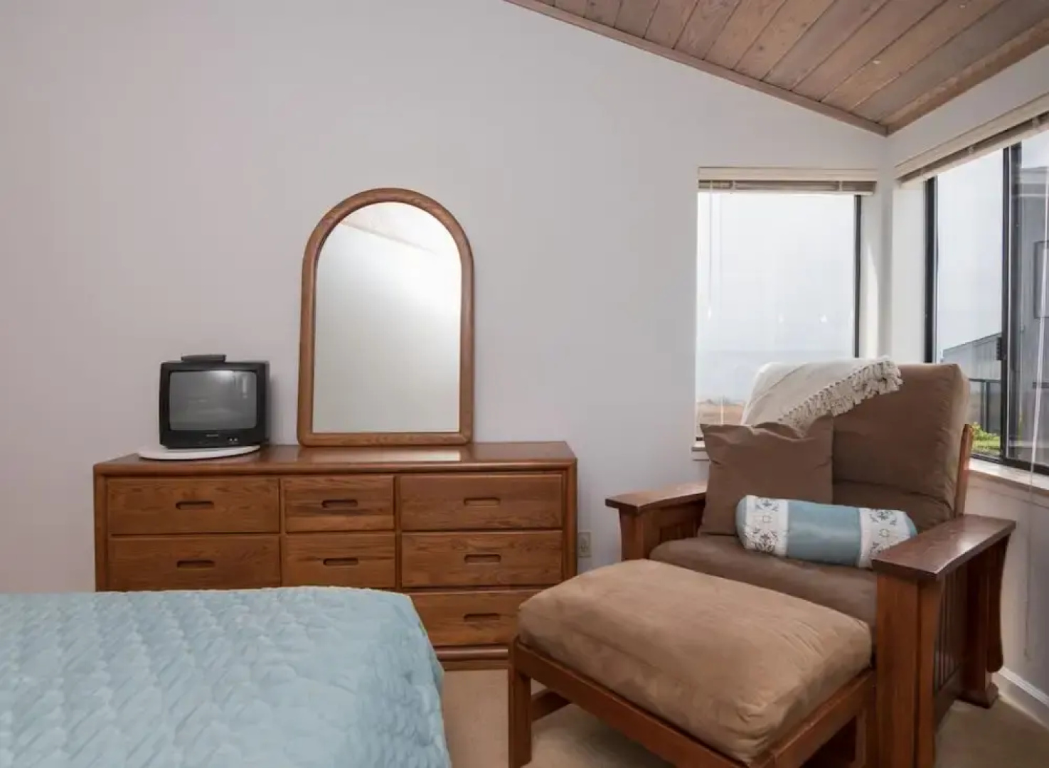 Seafront 3 Br home by RedAwning