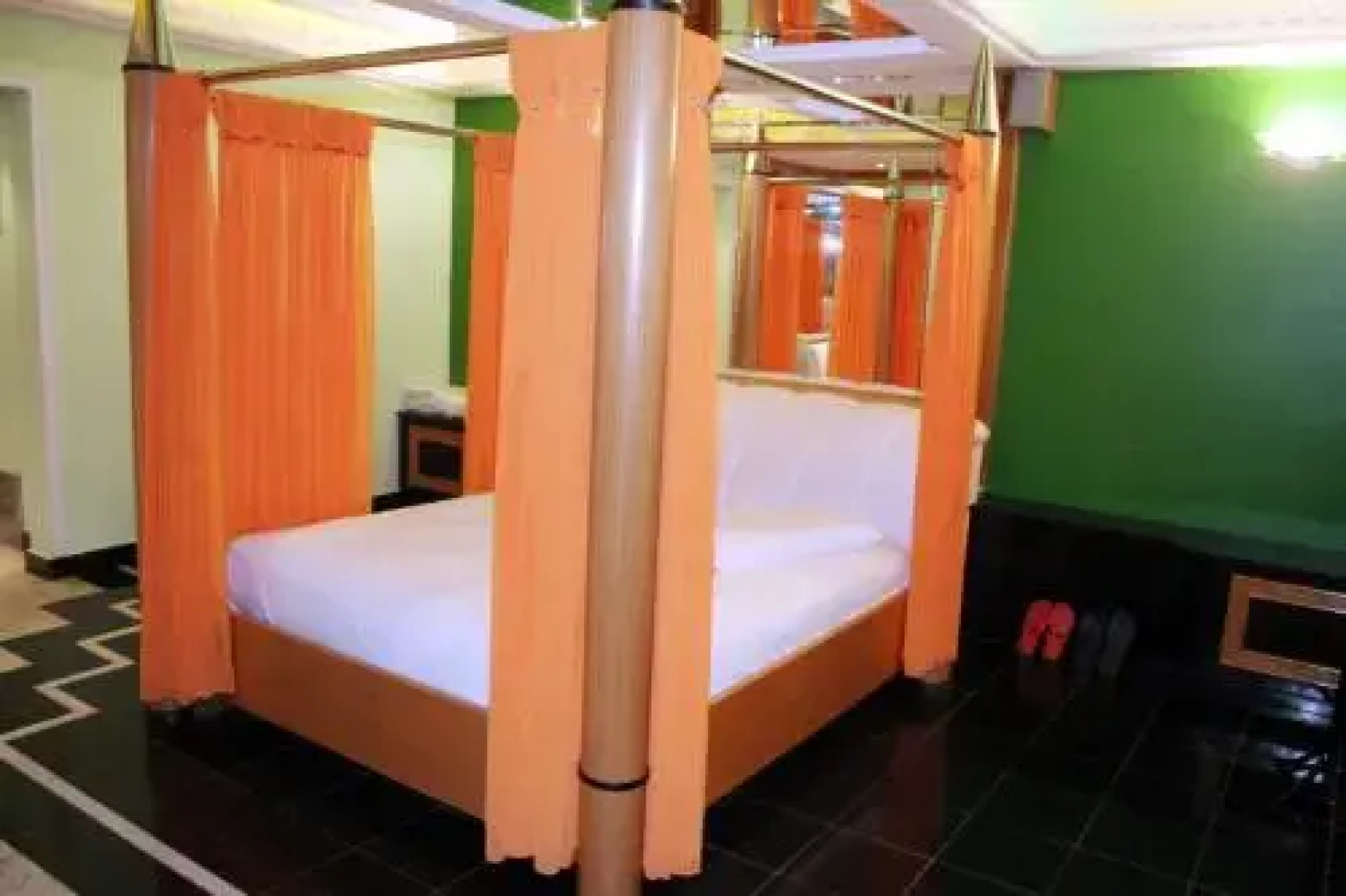 Status Motel (Adult Only)
