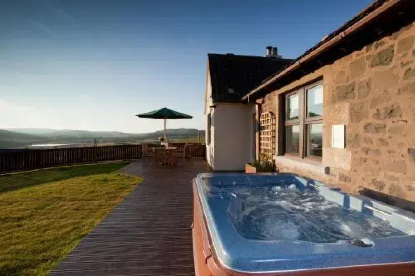 Maple Cottage with Hot Tub near Cupar, Fife