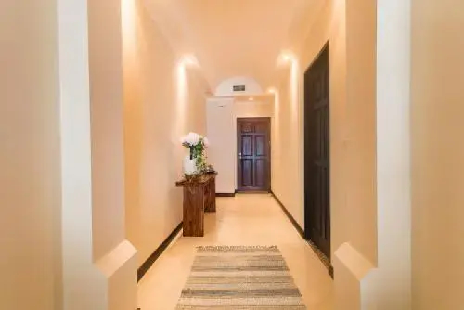 Hotel room-style ocean-view unit in Flamingo with pool