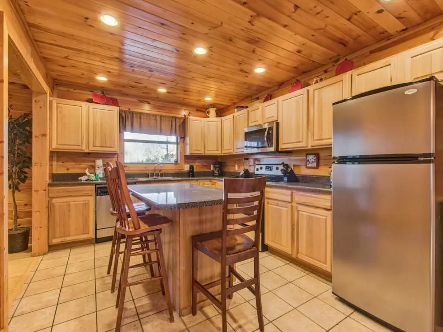 Apple Bear Lodge - Four Bedroom Cabin