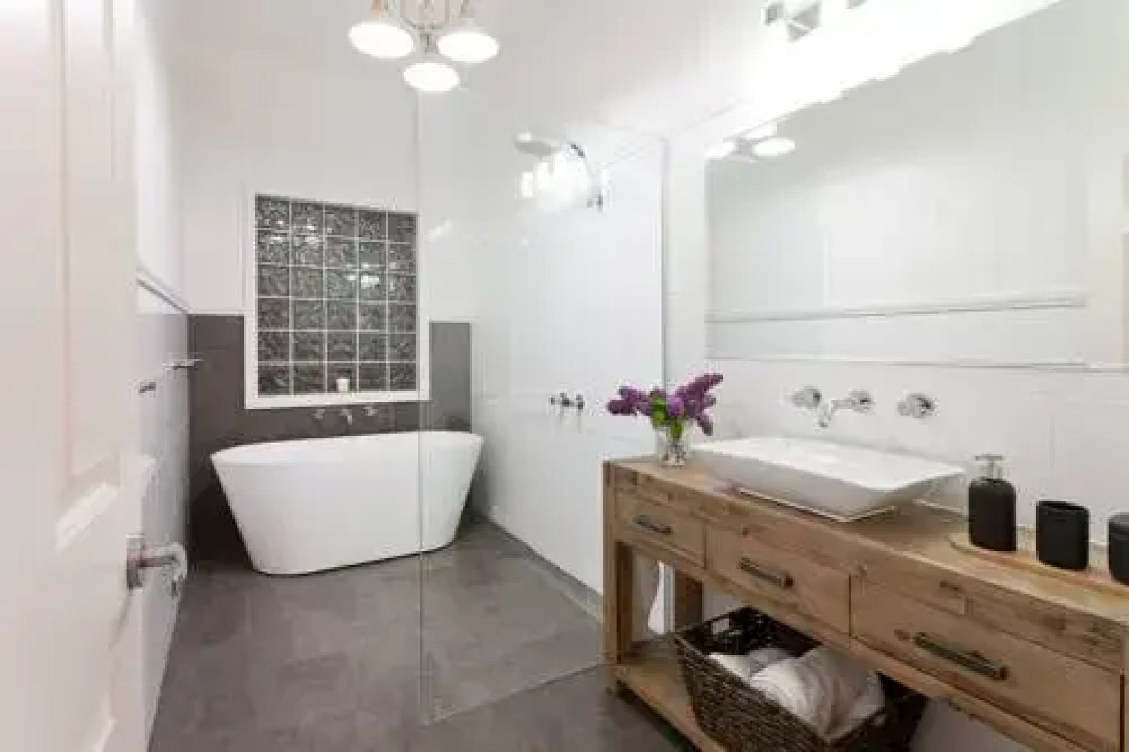 Luxury Retreat Just Above The Beach - The BeachNest