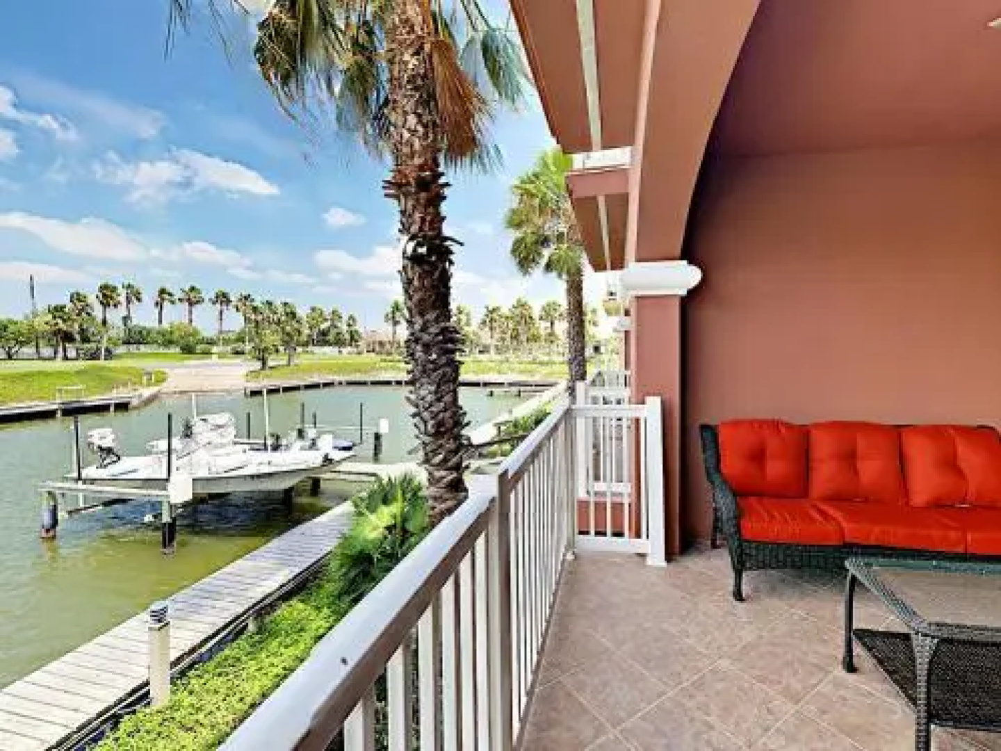 6 Harbor Town House - 3 Br townhouse by RedAwning