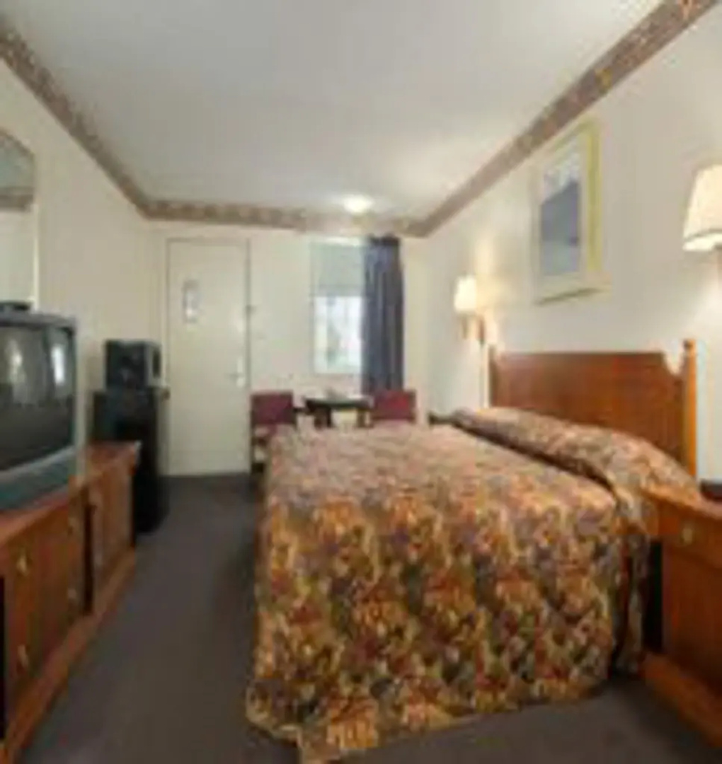 Deluxe Inn (formerly Days Inn)