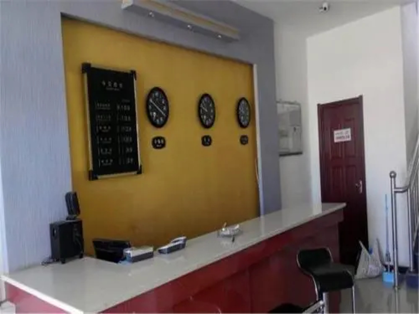 Ejinaqi Jinse Shengdian Business Inn