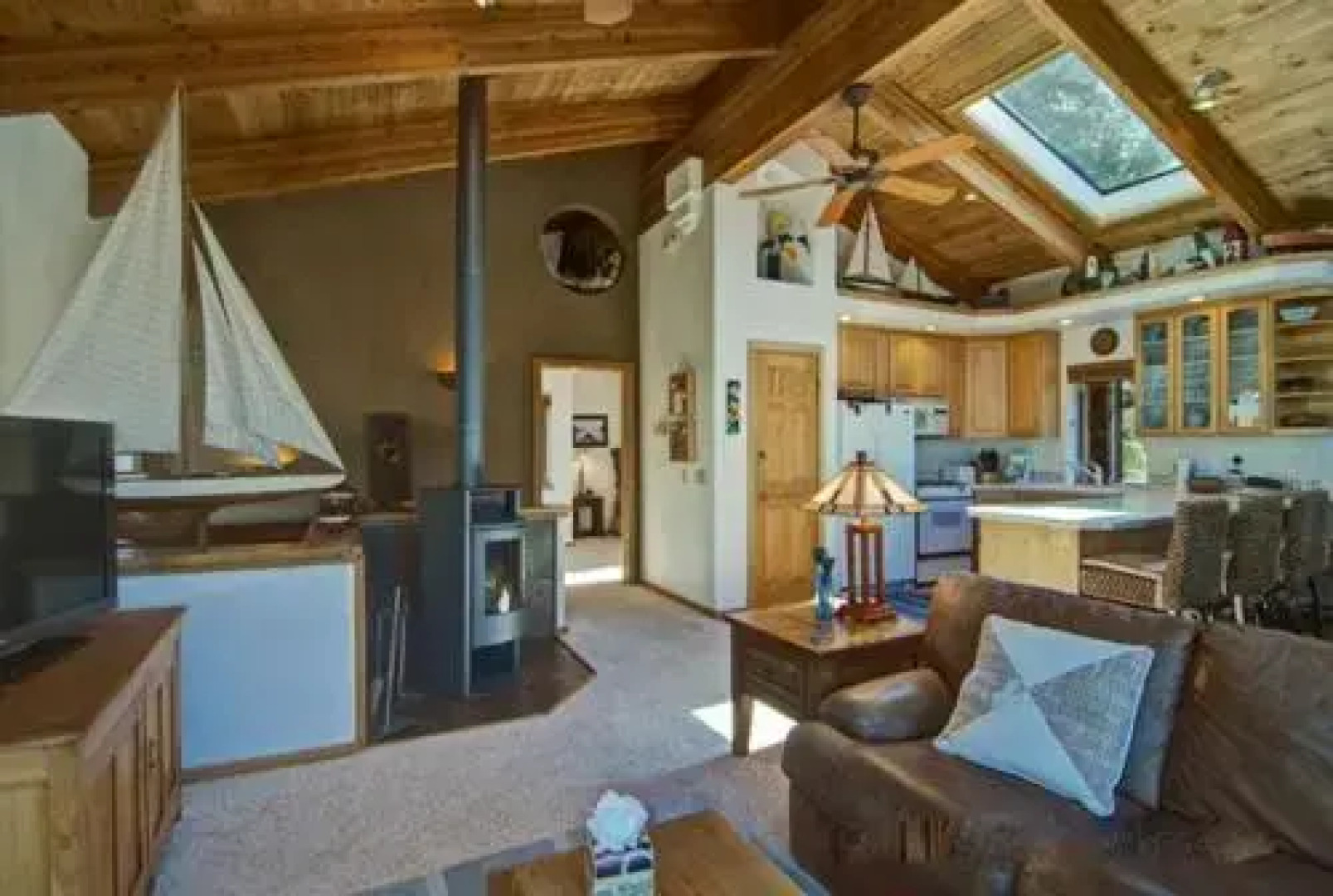 Golden Lakeview Home 3 Br home by RedAwning