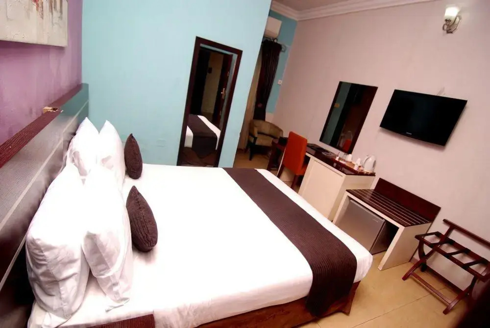 Lake Crescent Hotel & Suites