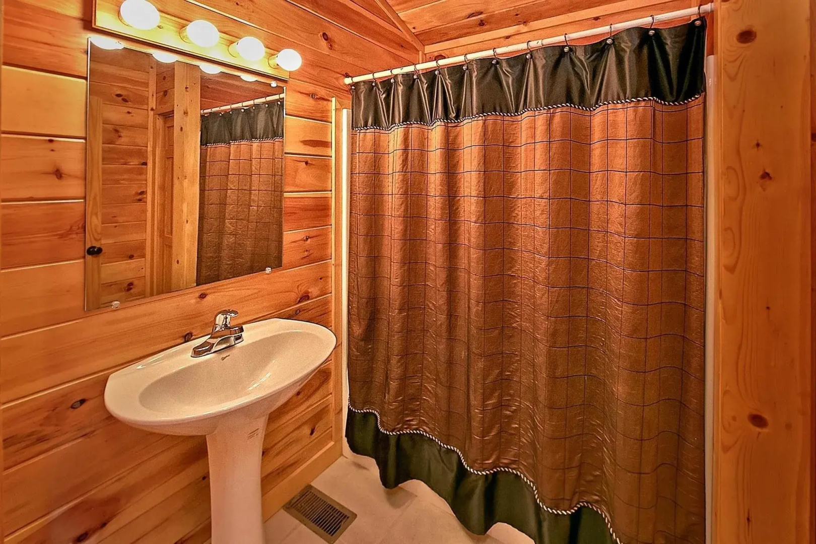 Mountain Splash 1 Br cabin by RedAwning