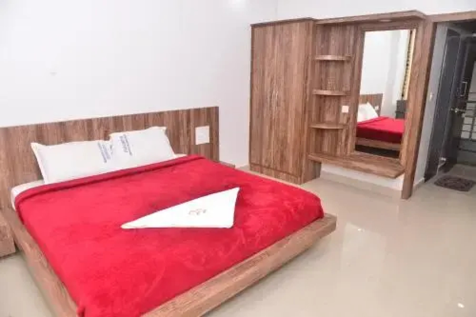 Iroomz Hotel Gaurav Garden