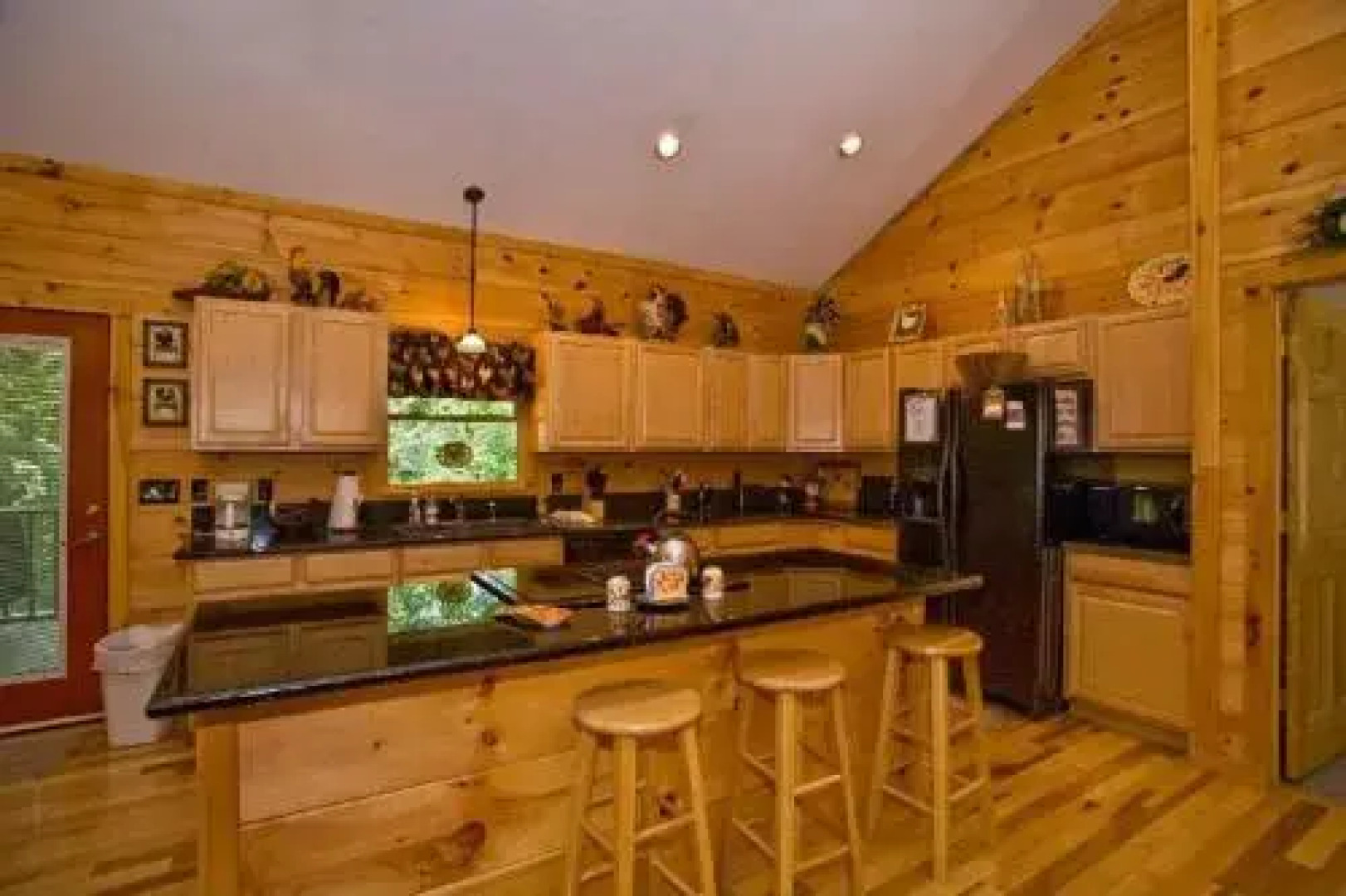 Knotted Pine - 3 Br home by RedAwning