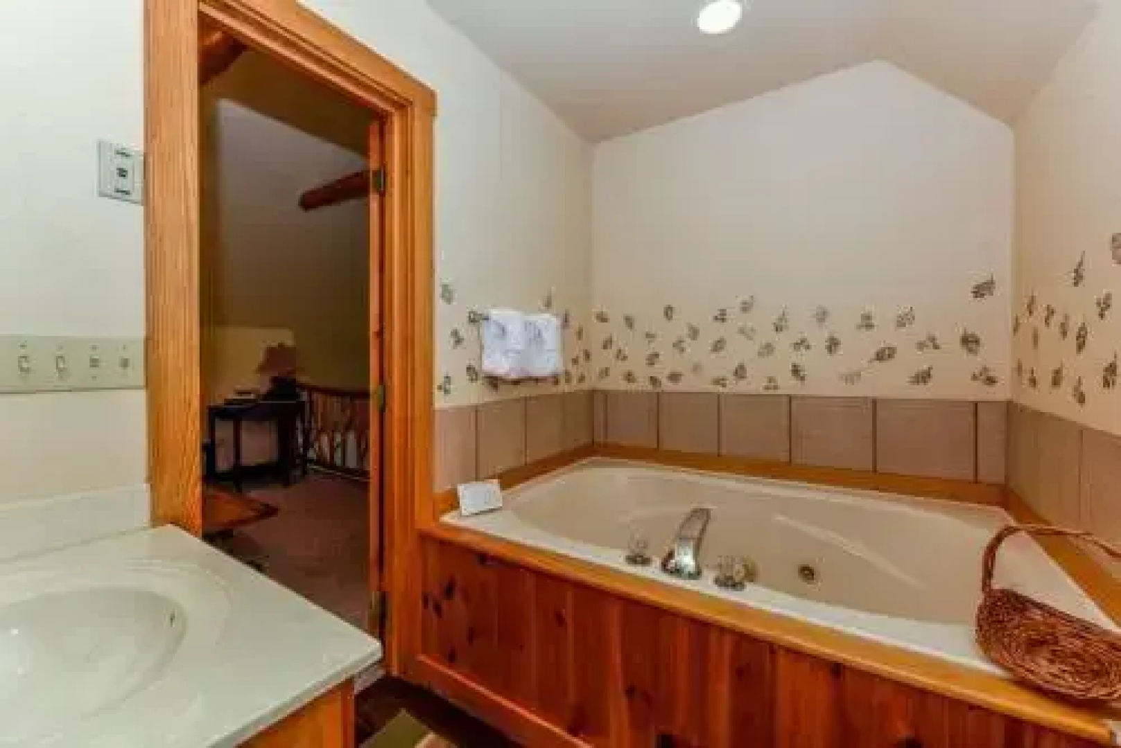 Beeks Peak - 4 Br home by RedAwning