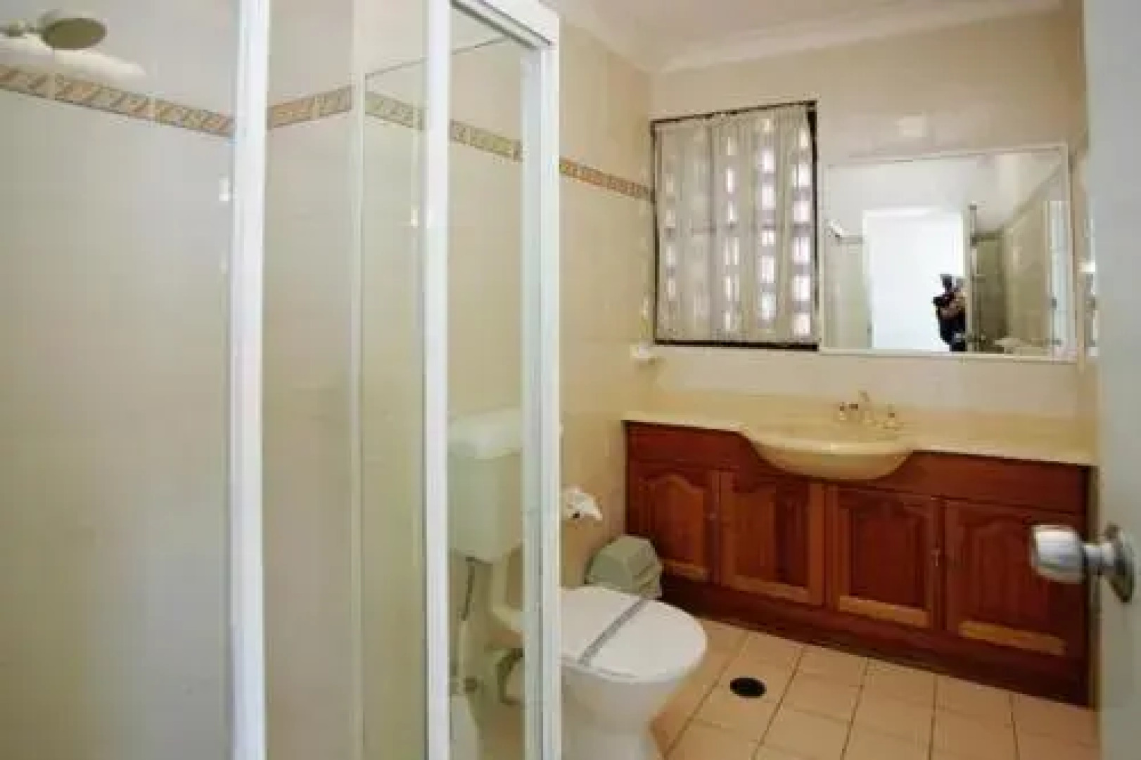 El Sandi, Unit 10, 14-18 North Street