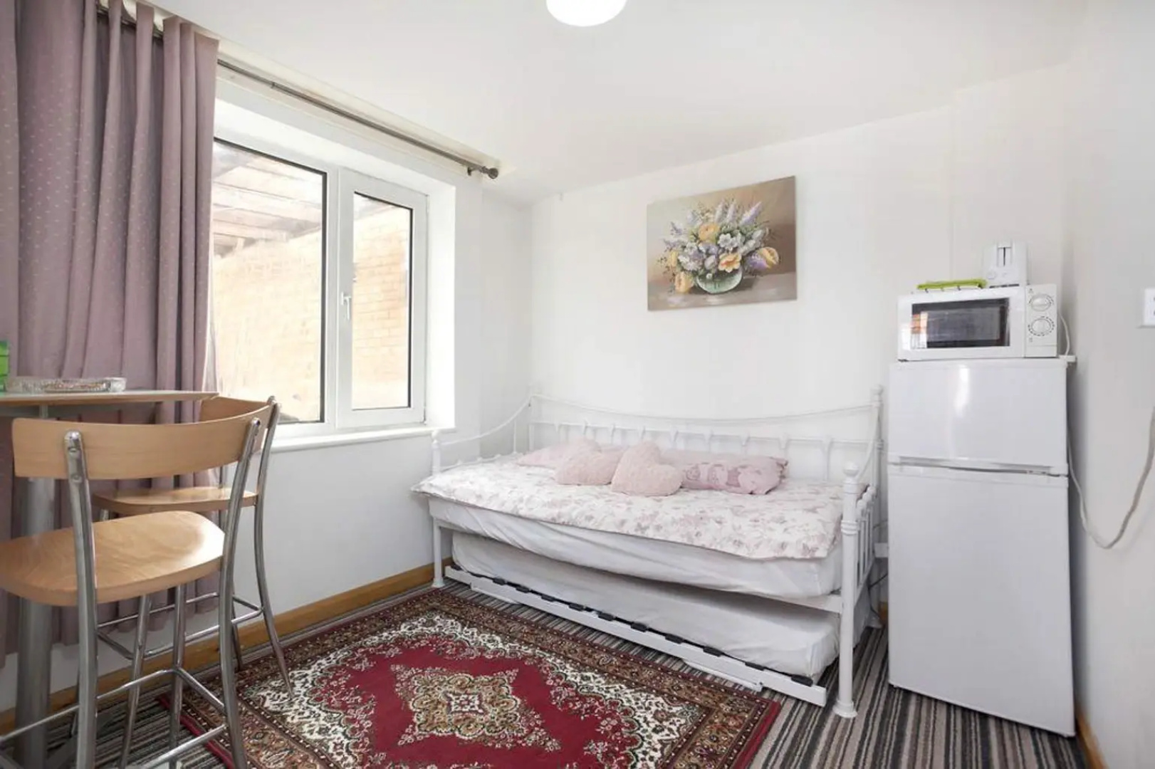 Two bedrooms self-contained flat with Free Parking - Flat 2